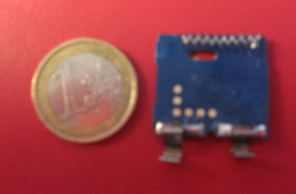 Le PCB du détecteur Netatmo, avec ses piles, comparé à une pièce d'un euro, côté antenne et points de tests.