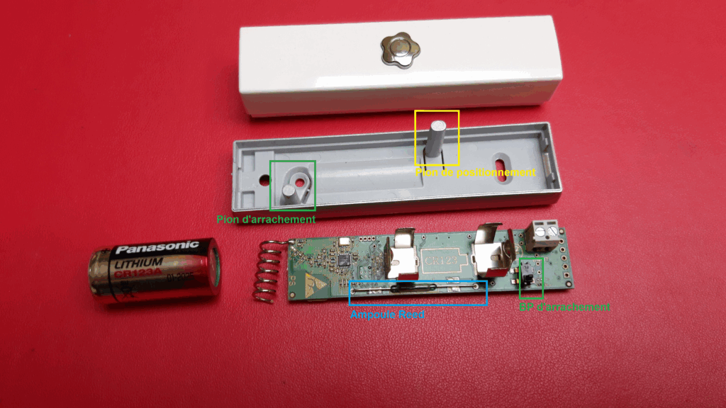 Vue d'ensemble du DO Verisure, avec la mécanique, le PCB (face radio) et la pile